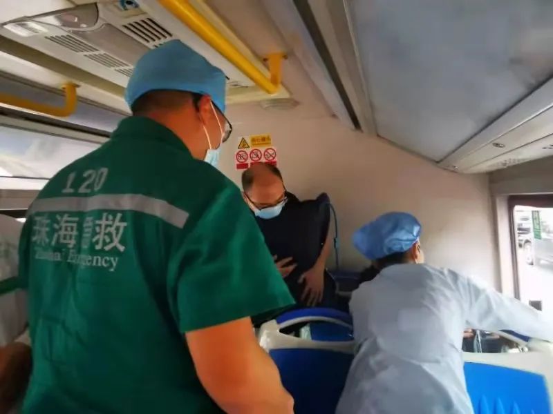 公交车上市民突发疾病，珠海市慢性病防治中心医护紧急救援