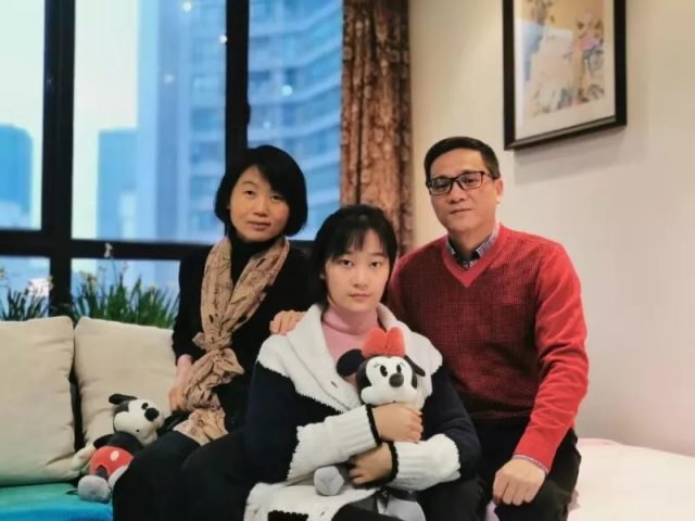 这是今天唯一一架从上海飞往武汉的飞机，上面是上海第二批援鄂医疗队