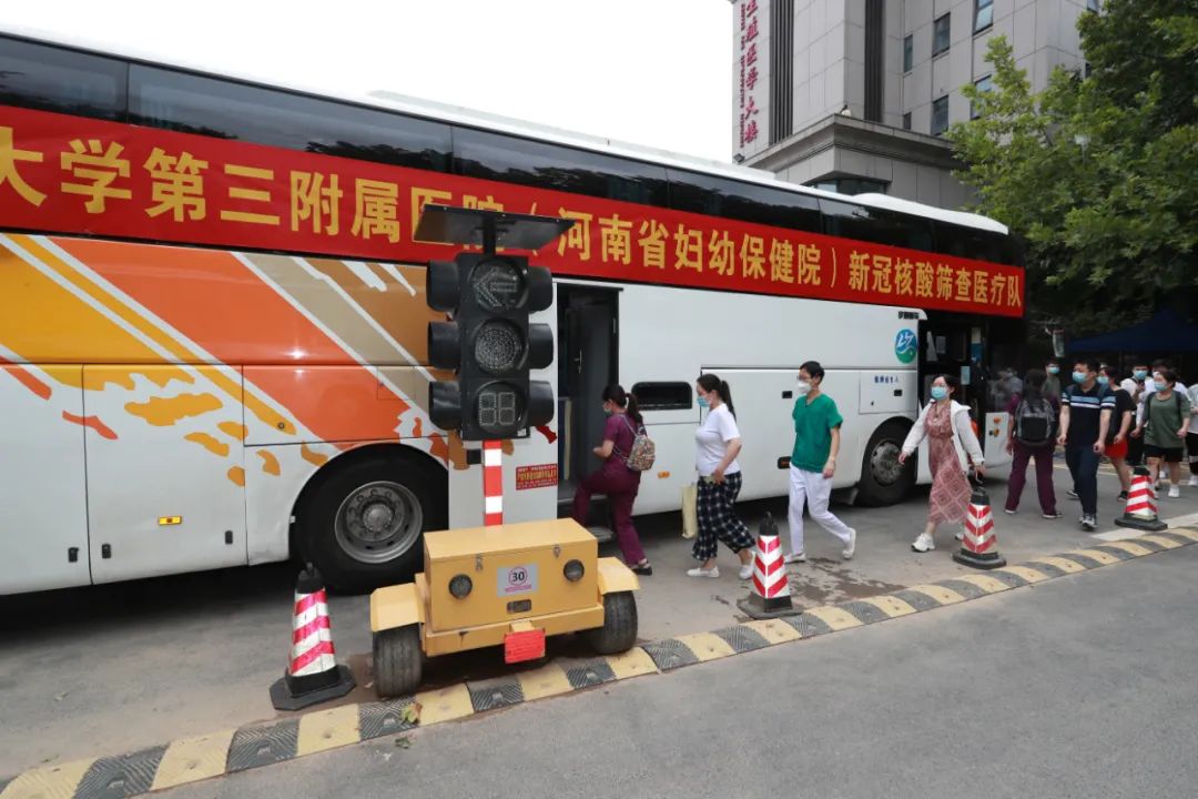 8 天派出医护人员 1239 人次!郑大三附院医疗队今日再出发,赴高新区、荥阳市开展第三轮核酸采样