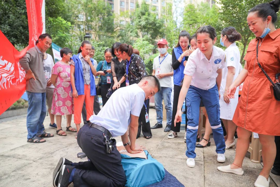 合江县中医医院开展「做学校社区的急救英雄」主题宣传活动