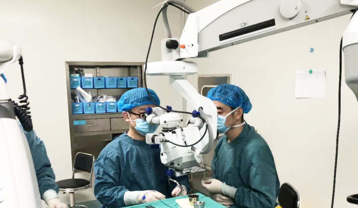 武汉艾格眼科医院成功施行第 9 例人工玻璃体球囊植入术