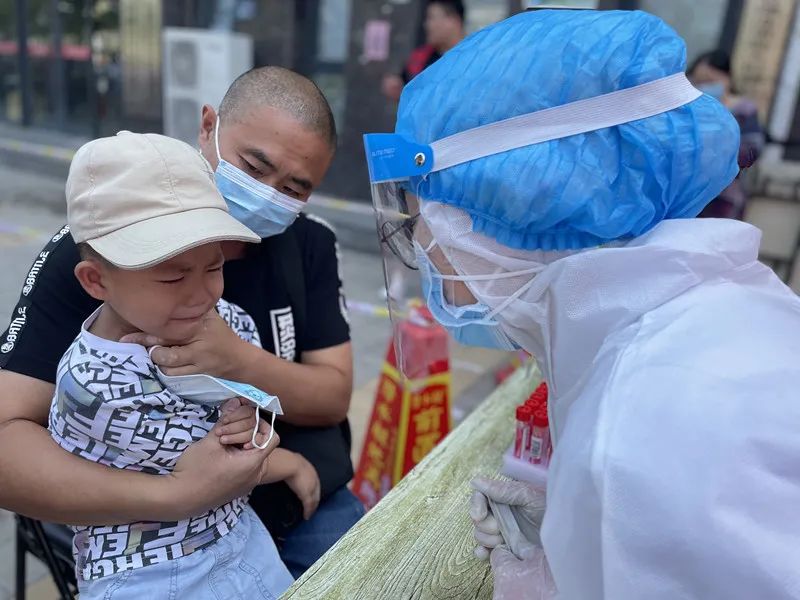 河南省直第三人民医院：奋战在核酸检测现场的 00 后