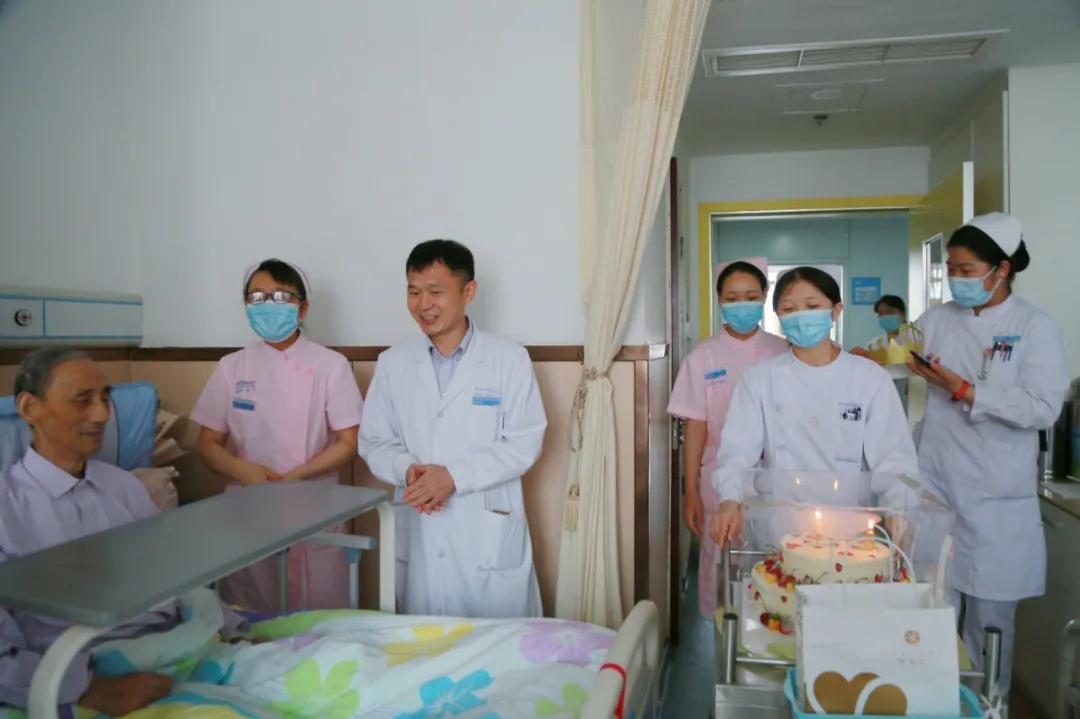 病房里的温暖——内科医护为八旬老人过生日
