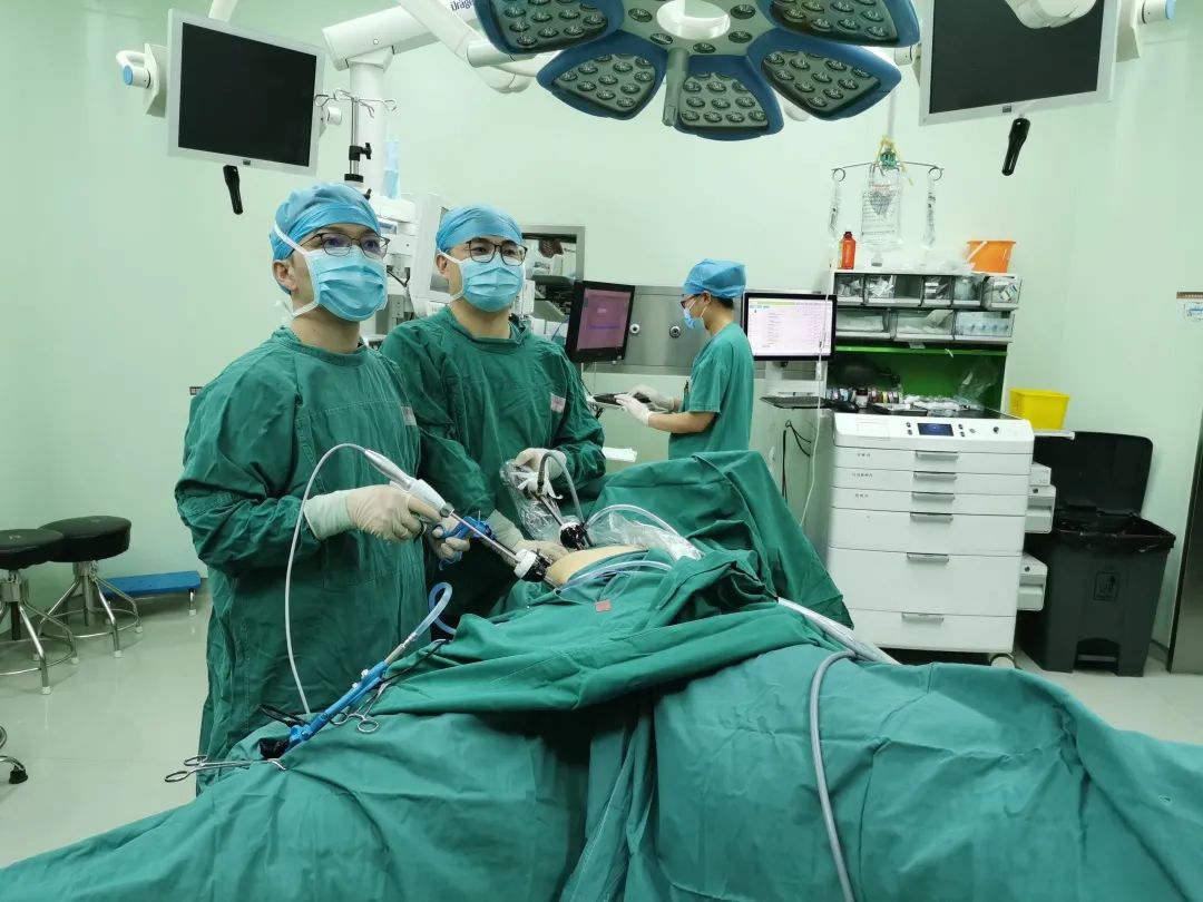 同济大学附属同济医院普通外科成功完成首例三孔 NOSES 结肠癌手术