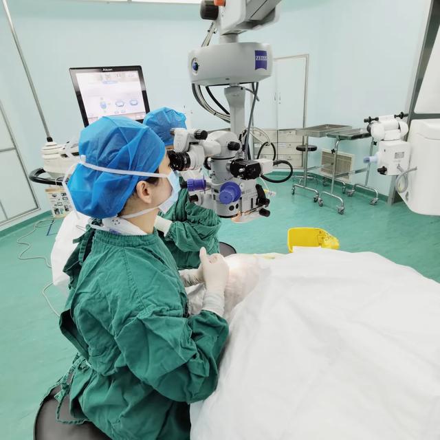 深圳市眼科医院首位患者植入 Panoptix 新一代人工晶状体