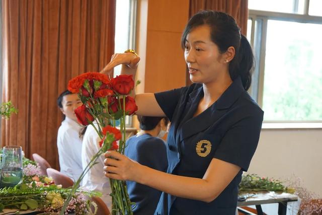 上海市第二康复医院工会开展母亲节主题插花 DIY 活动