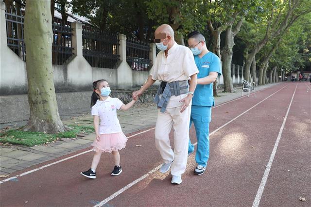 外公脑出血致偏瘫，5 岁外孙女做「康复师」助他重新行走