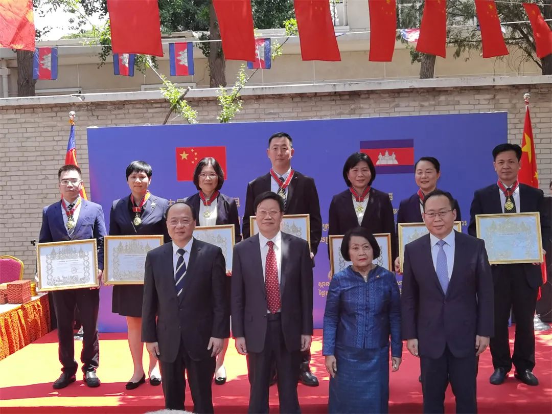 广西医科大学第一附属医院韦志福获授予援助柬埔寨抗疫突出贡献「友好合作」勋章