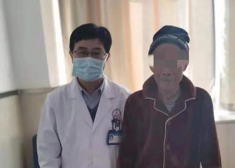阜阳市妇女儿童医院胸外科巧施微创手术，81 岁老人重获新生