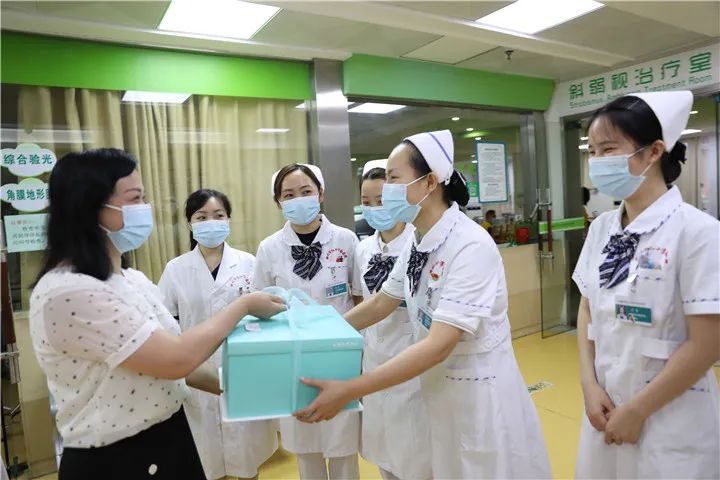 柳州市红十字会医院：最美的鲜花，送给最美的「TA」