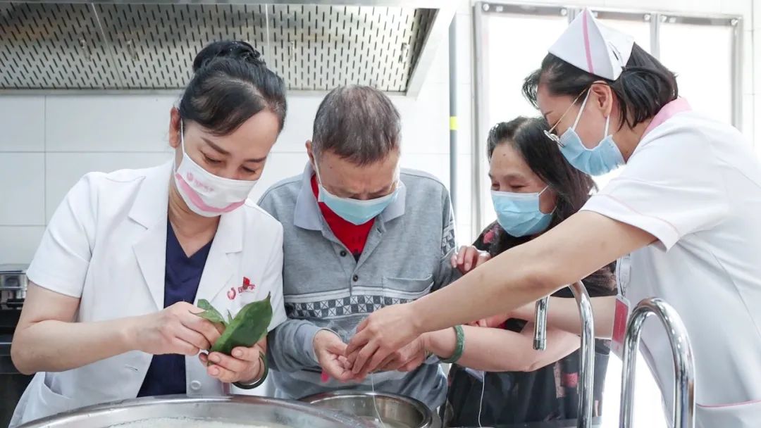 西安高新医院的「李子柒」们做香囊包粽子，还送上糖友食粽秘籍
