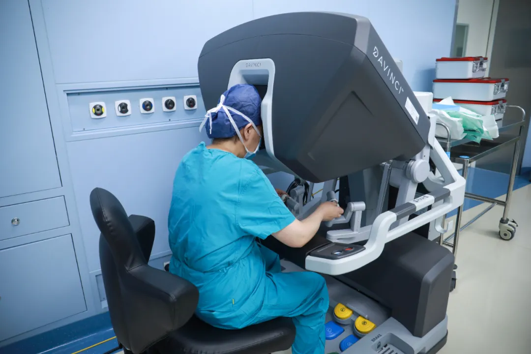 全国首例达芬奇手术机器人性别重置术在西安成功实施