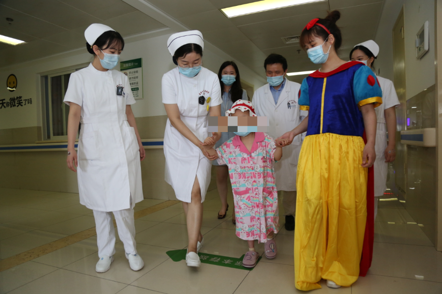 武汉大学中南医院为留守淋巴瘤患儿欢度六一
