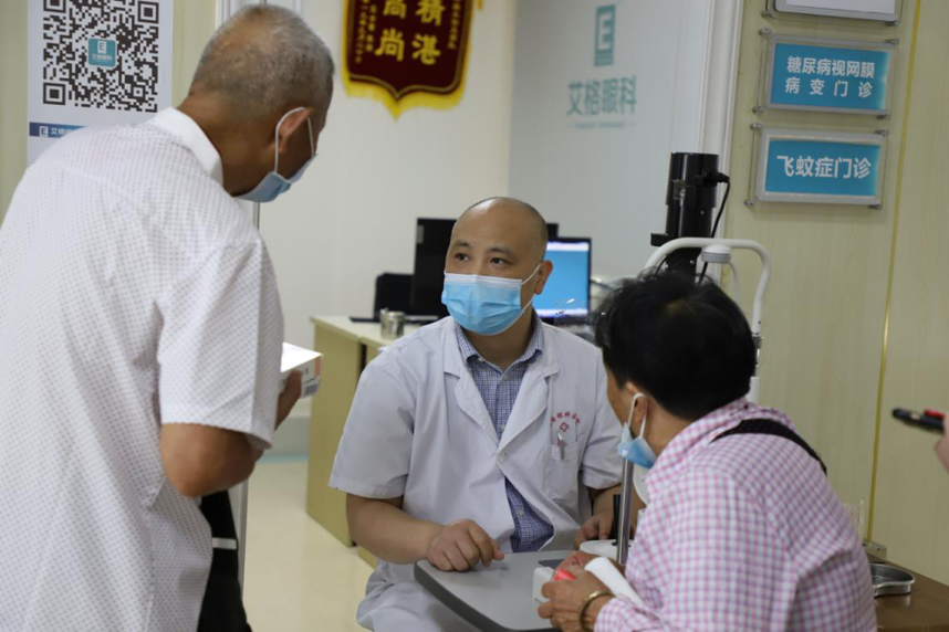 村干部和汉阳艾格眼科医院联手援助 74 岁贫困老人的视力健康