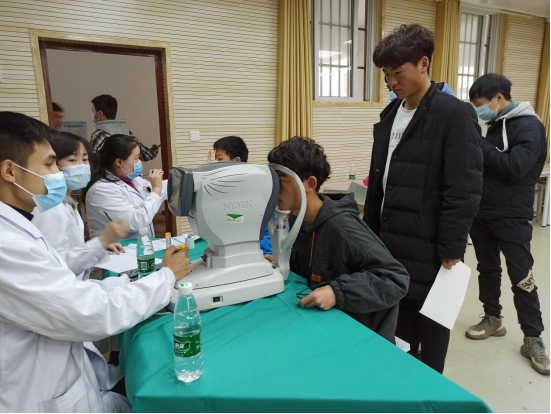 艾格眼科关爱留守儿童公益行——雷锋日走进蔡甸区消泗乡中心小学