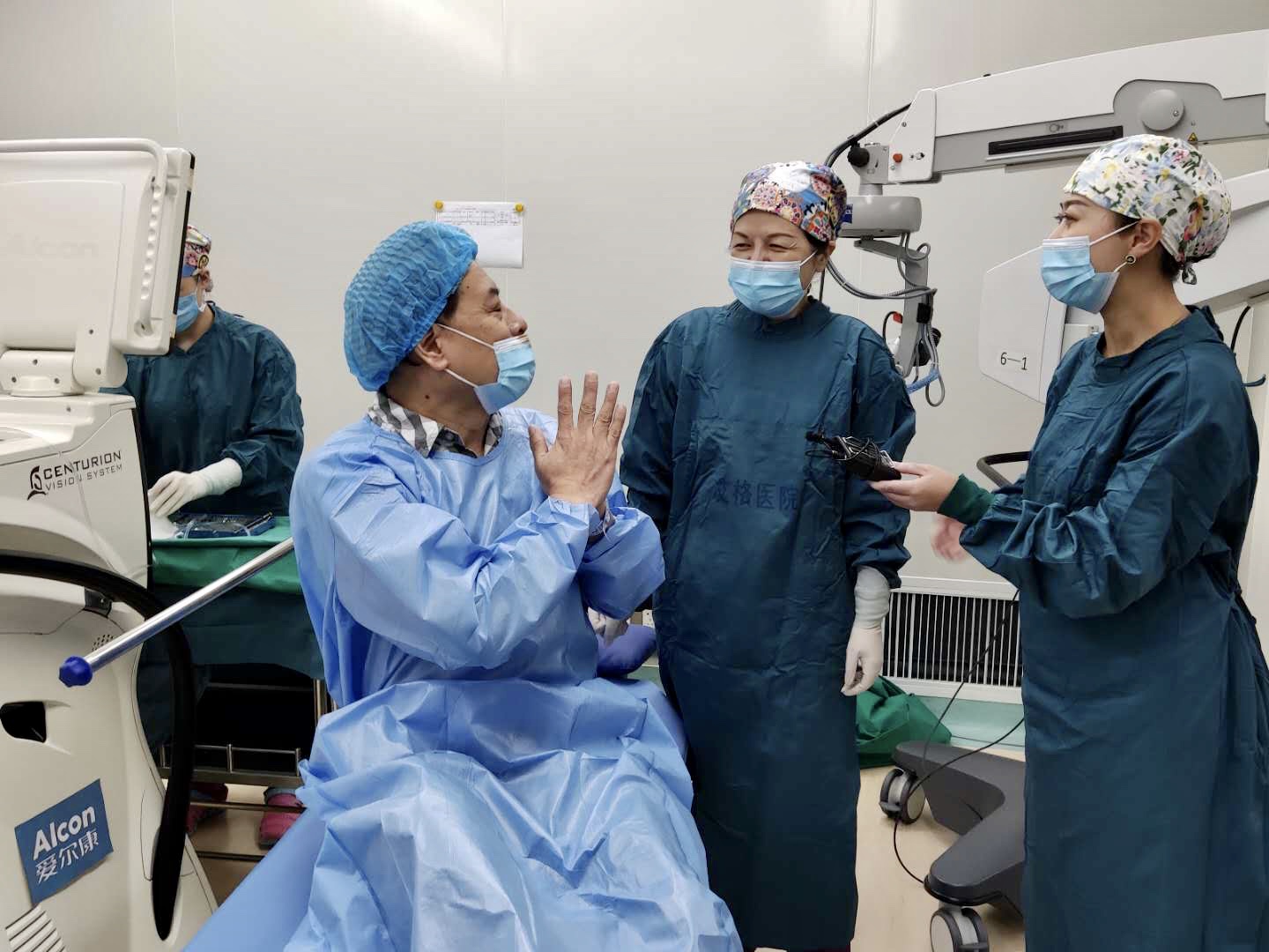 武汉表演艺术家陆鸣「摘镜」手术直播，科普白内障手术治疗并不可怕