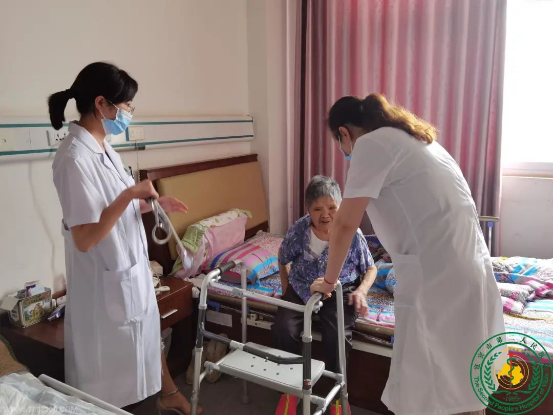 宜宾市第二人民医院开展「红心向党、医心助力幸福老」主题党日活动