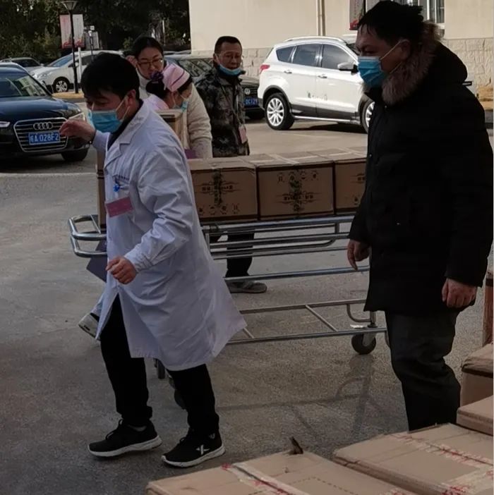 春节将至，北京爱康集团董事长王东博士为医院员工送来了五常大米