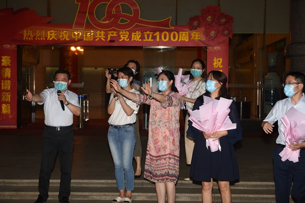 中南大学湘雅二医院援张家界核酸检测医疗队平安凯旋