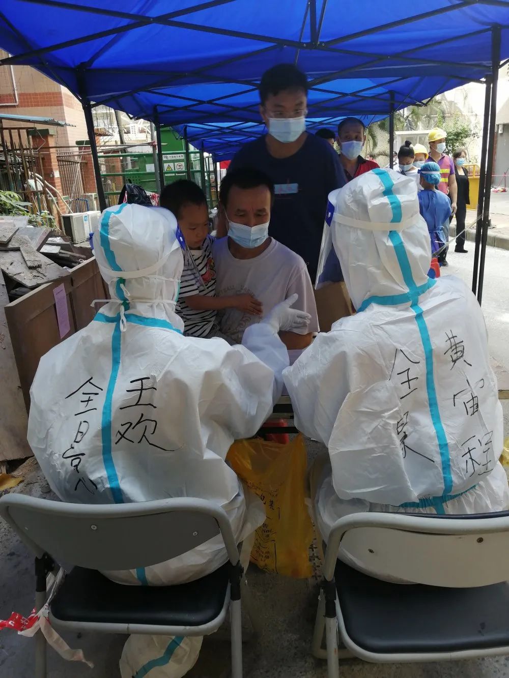 广州全景中心医护团队支援核酸检测工作「撑广州」