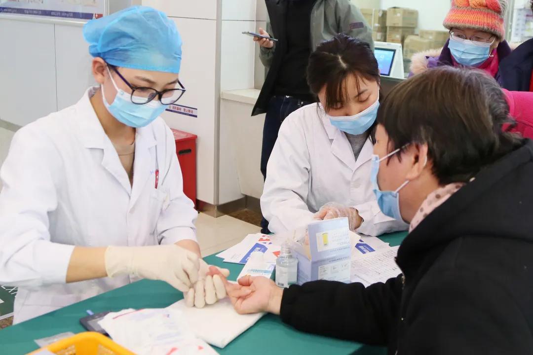 上海海华医院联合沪上知名三甲医院成功举办「糖尿病足的筛查及防治」义诊活动