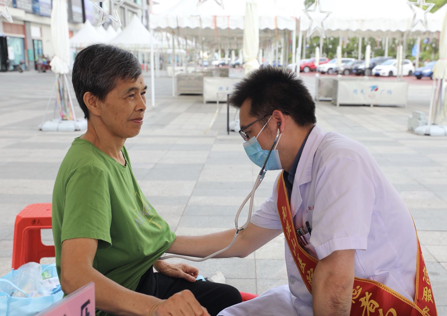 广西壮族自治区南溪山医院为庆祝「中国医师节」开展义诊惠民活动