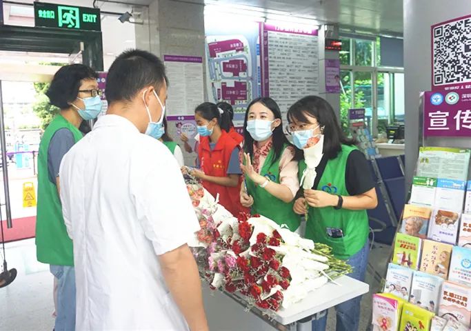 中国医师节那天，深圳市罗湖区人民医院的医生一早收到了鲜花和祝福……