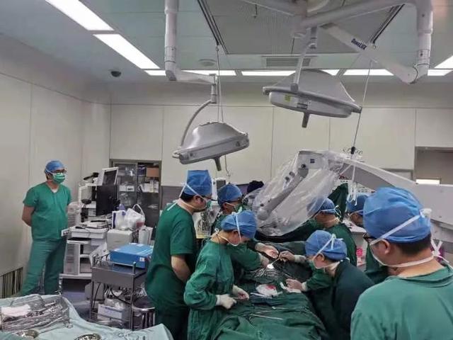 刚出生男婴腰骶部包块逐渐增大，江西省儿童医院为其手术切除