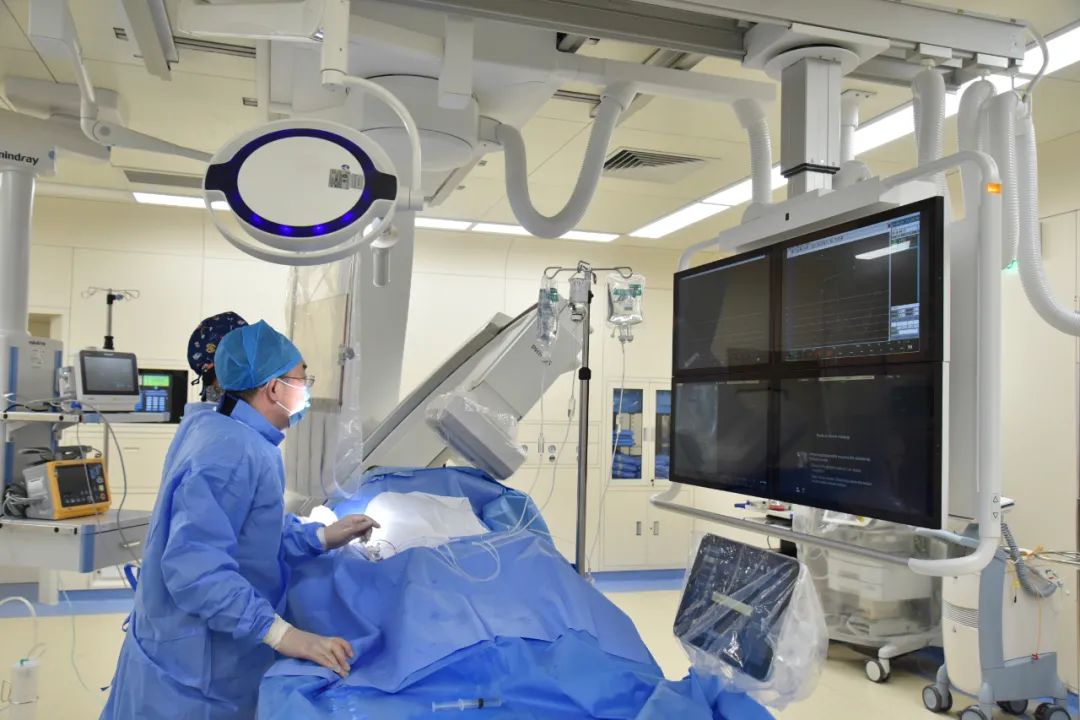 DSA 开台首日！成都京东方医院心血管内科成功实施首台冠脉造影及支架植入手术