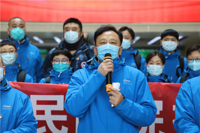 河北省人民医院原副院长齐晓勇教授率领 23 名医护人员奔赴抗疫一线