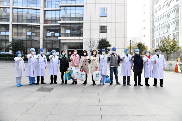 华中科技大学附属协和医院第三批 5 名医护人员出院
