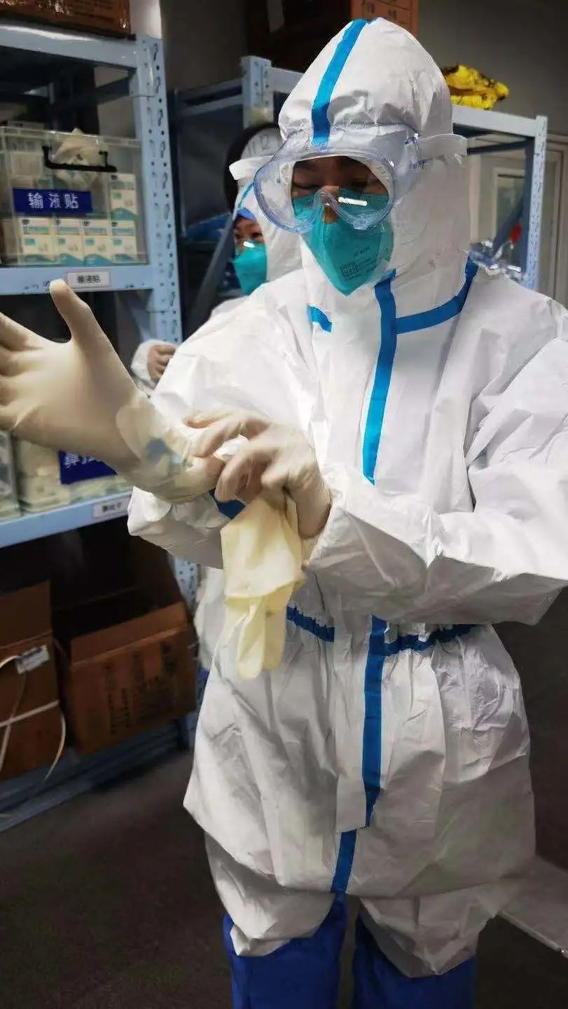 撕掉「00」后的标签，他们是…