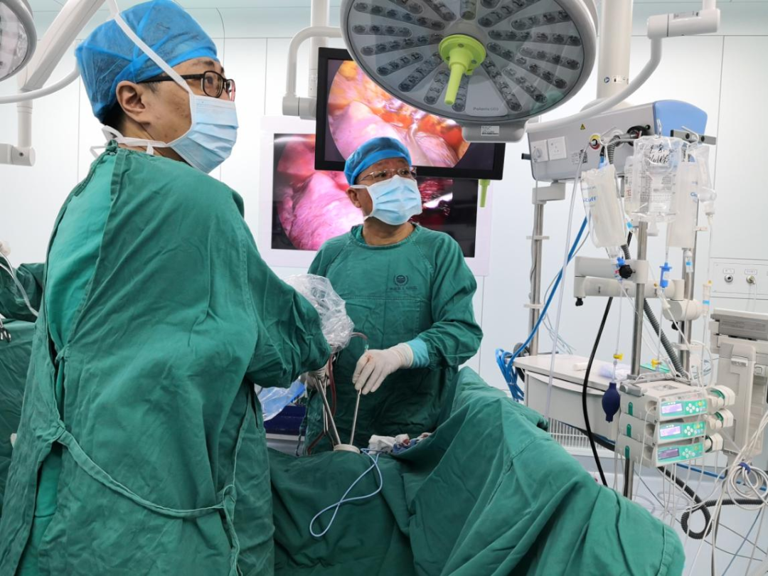 3.5 cm 的小切口，打开生命通道！前海人寿广州总医院胸外科成功实施广州首例单孔胸腔镜下肋骨骨折胸腔内复位内固定手术