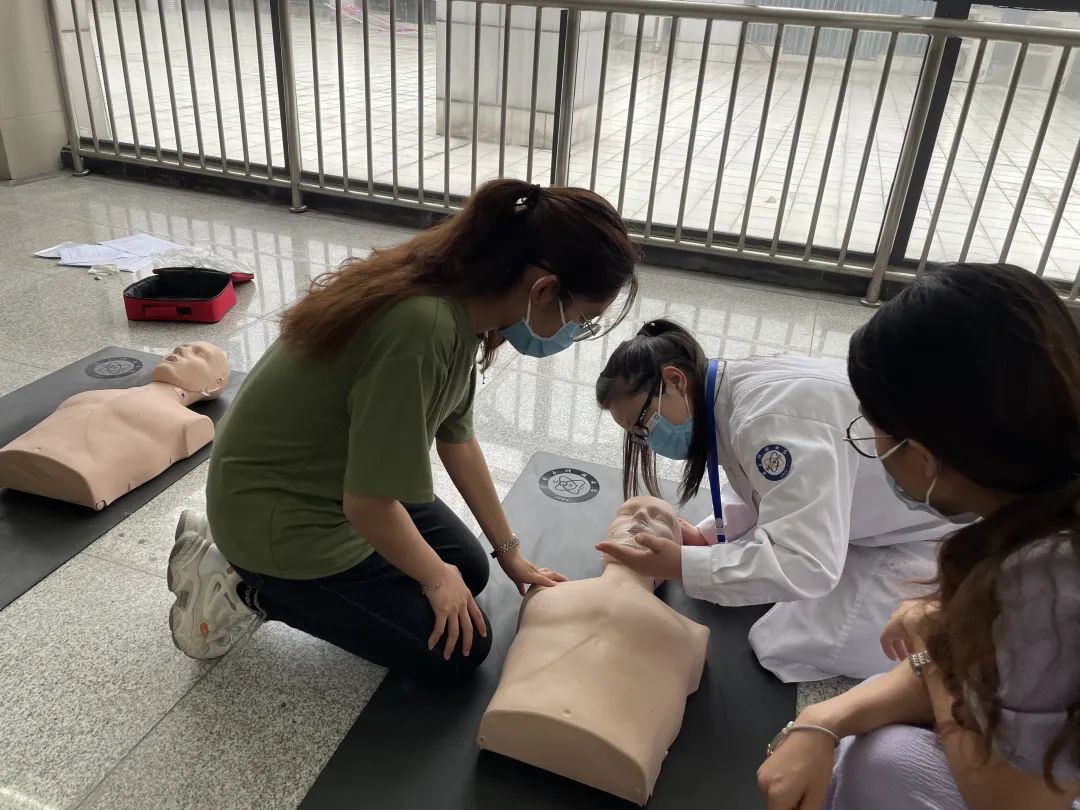 电子科技大学医院举行第一届大学生急救大赛