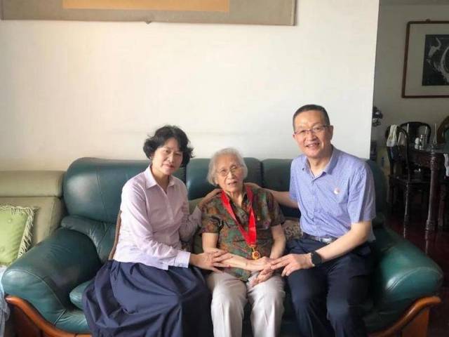济南市第二人民医院开展走访慰问老党员活动
