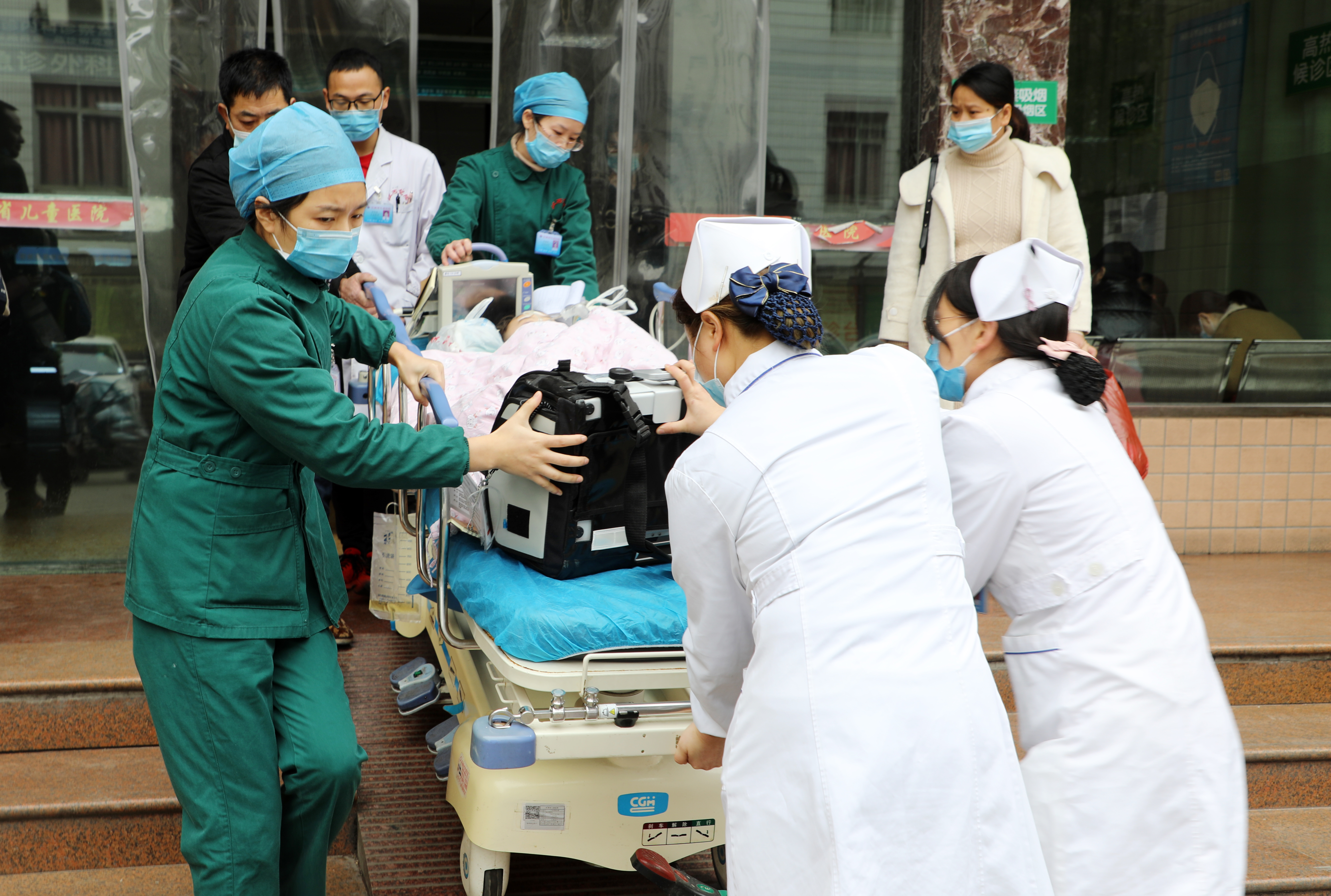 两岁男童双侧气管异物生命垂危，江西省儿童医院三分钟内取出
