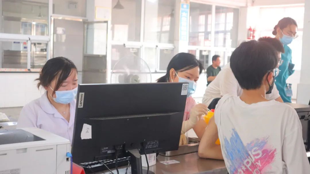 河南信合医院顺利完成第一阶段适龄学生新冠疫苗接种工作