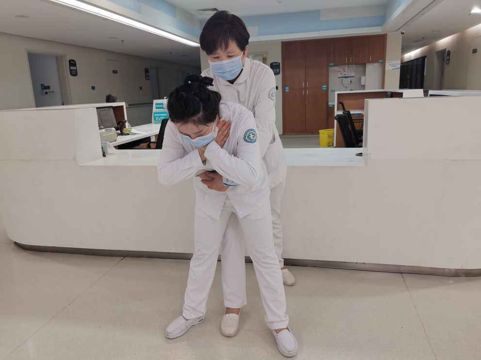 九旬老人水饺卡喉，医护人员用「海姆立克急救法」帮其脱险