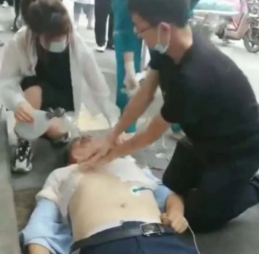 中年男子心脏骤停突然倒地，95 后护士分秒必争及时施救
