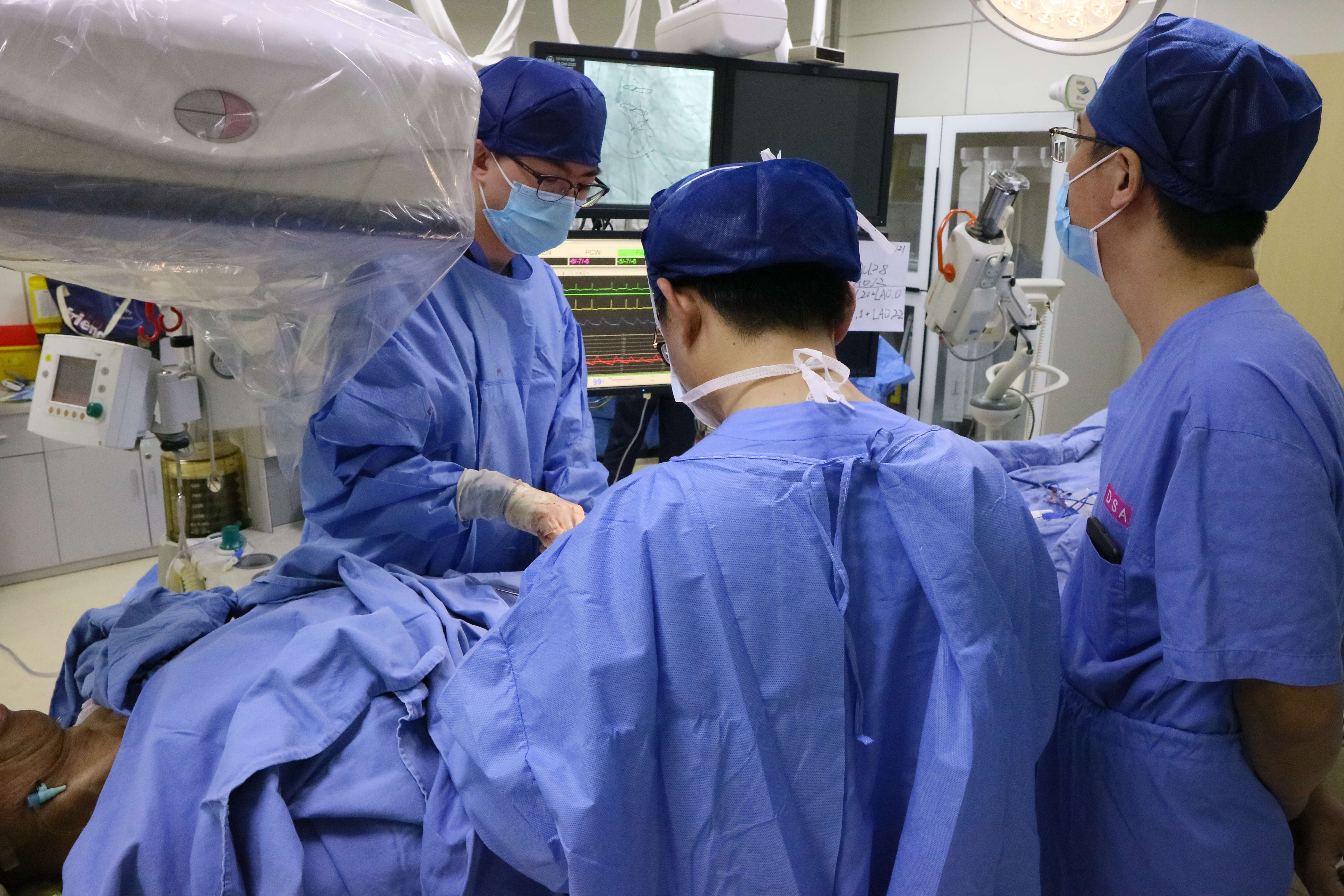 上海市第一人民医院多科室合作救治一腹主动脉瘤破裂患者