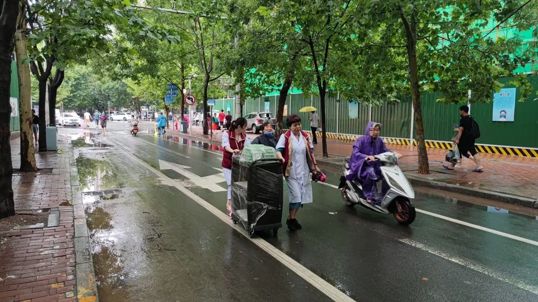 郑州人民医院：就算暴雨将整个城市倾倒，我们会给你怀抱