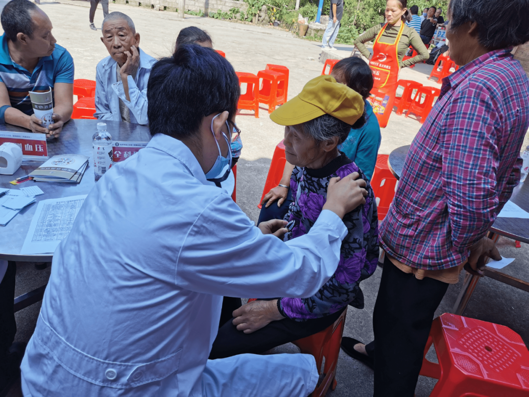 重庆西南医院开展北斗村健康服务活动并探望慰问驻村干部