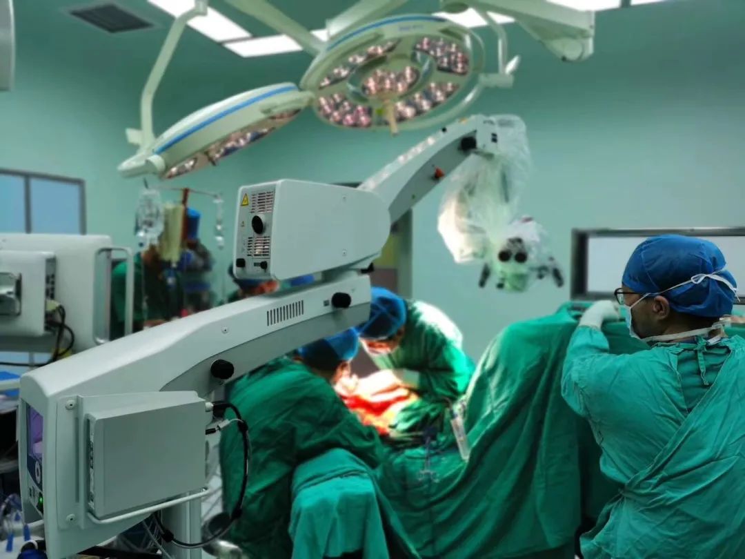 一天 239 个病人、警车紧急开道、深夜抢救…… 他们的假期太不一样