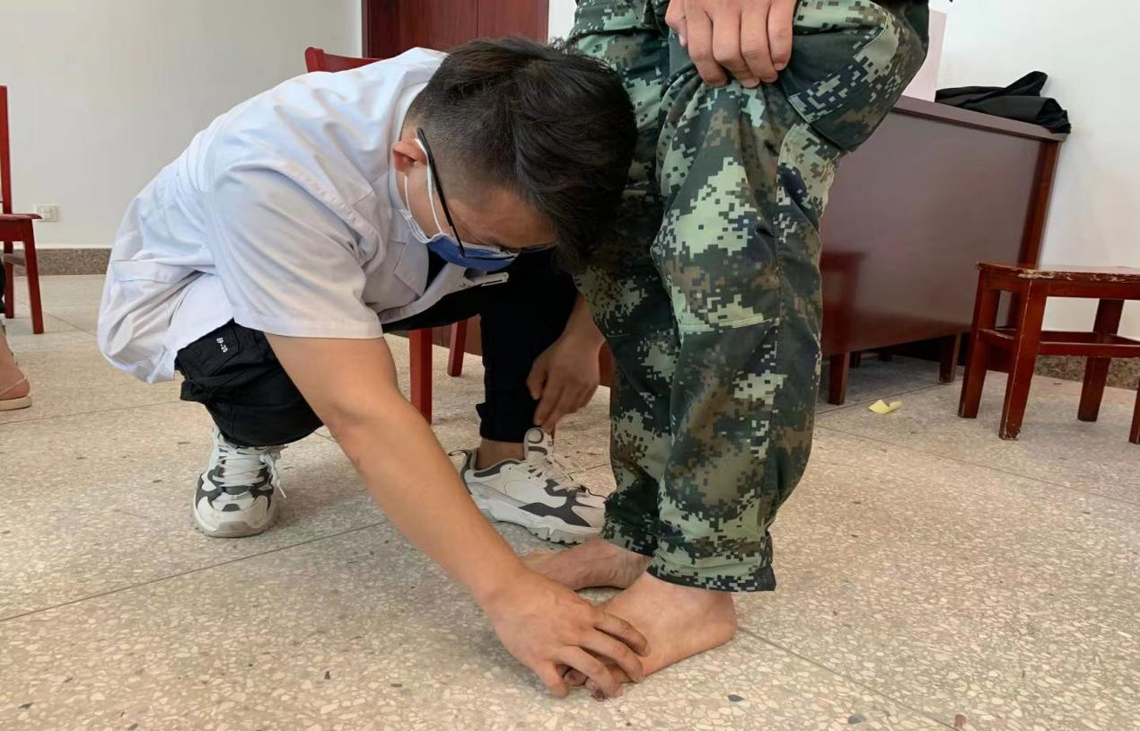 军民鱼水情!南大二附院康复医学科开展「八一」拥军义诊活动