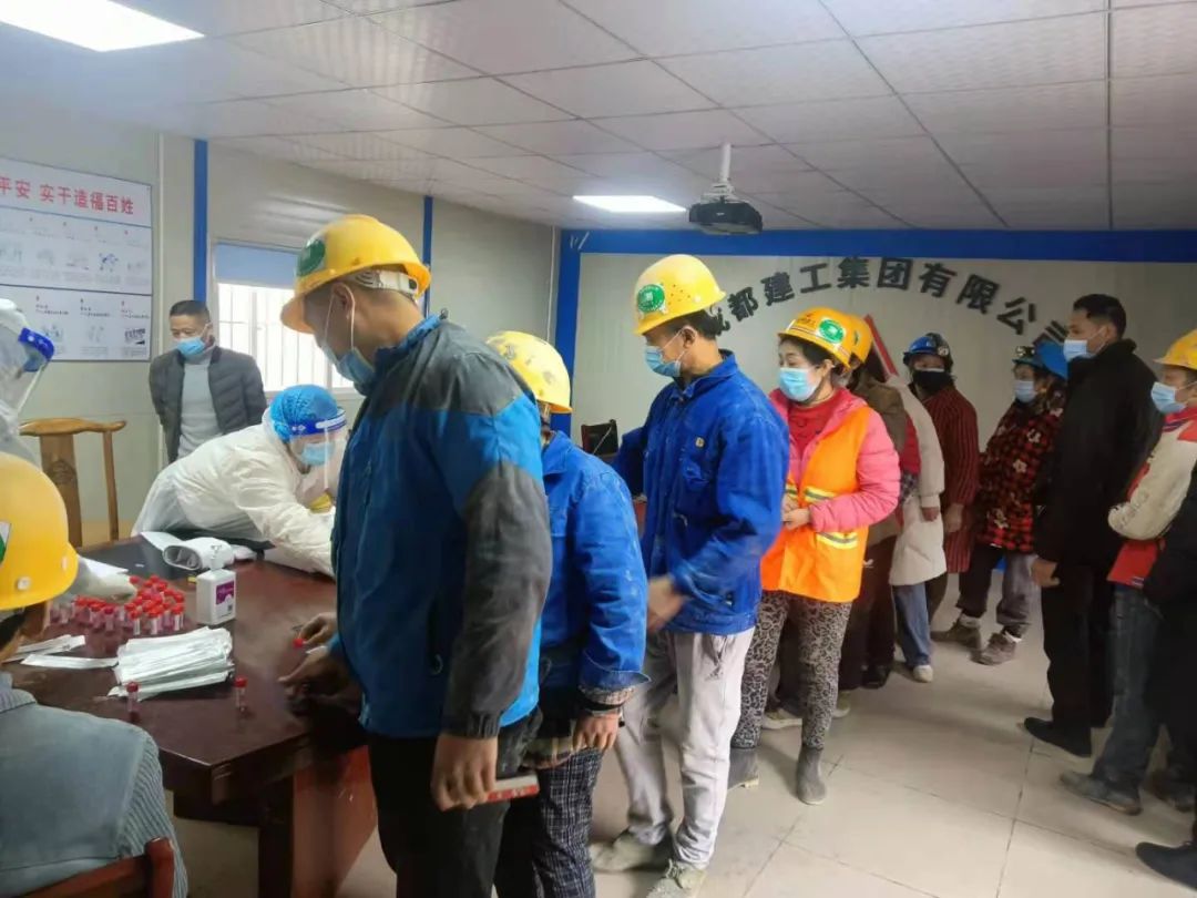 避免人员聚集，成都誉美医院为单位提供上门核酸检测服务