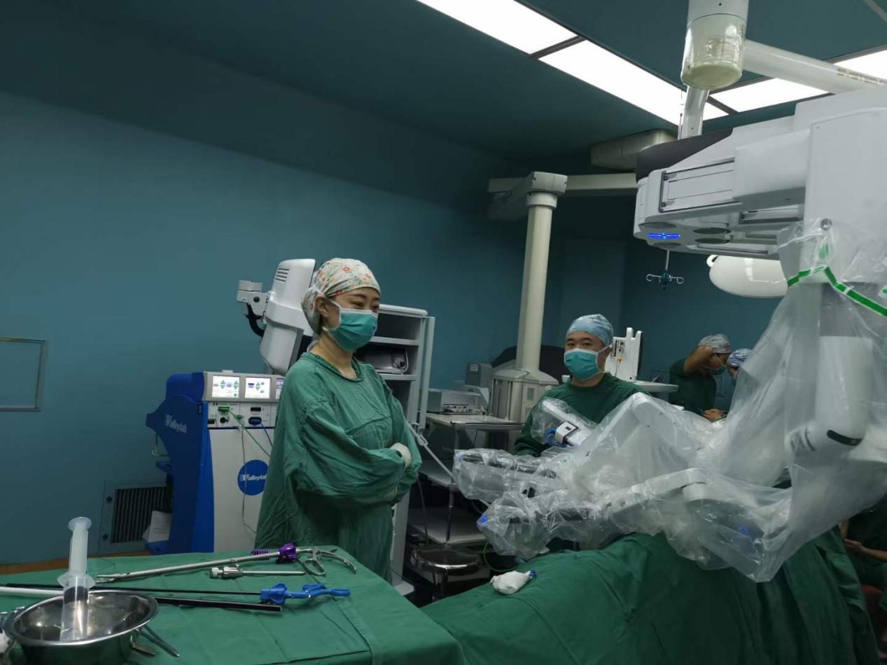南昌大学二附院胡红林团队完成一例超胖患者机器人辅助腹腔镜左肾上腺巨大肿瘤切除术