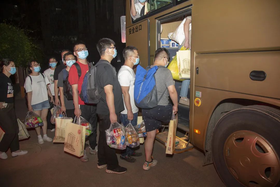 为了守护人民的健康，他们出征！郑州大学第三附属医院（省妇幼保健院）紧急派出核酸筛查医疗队星夜奔赴15个社区开展核酸筛查