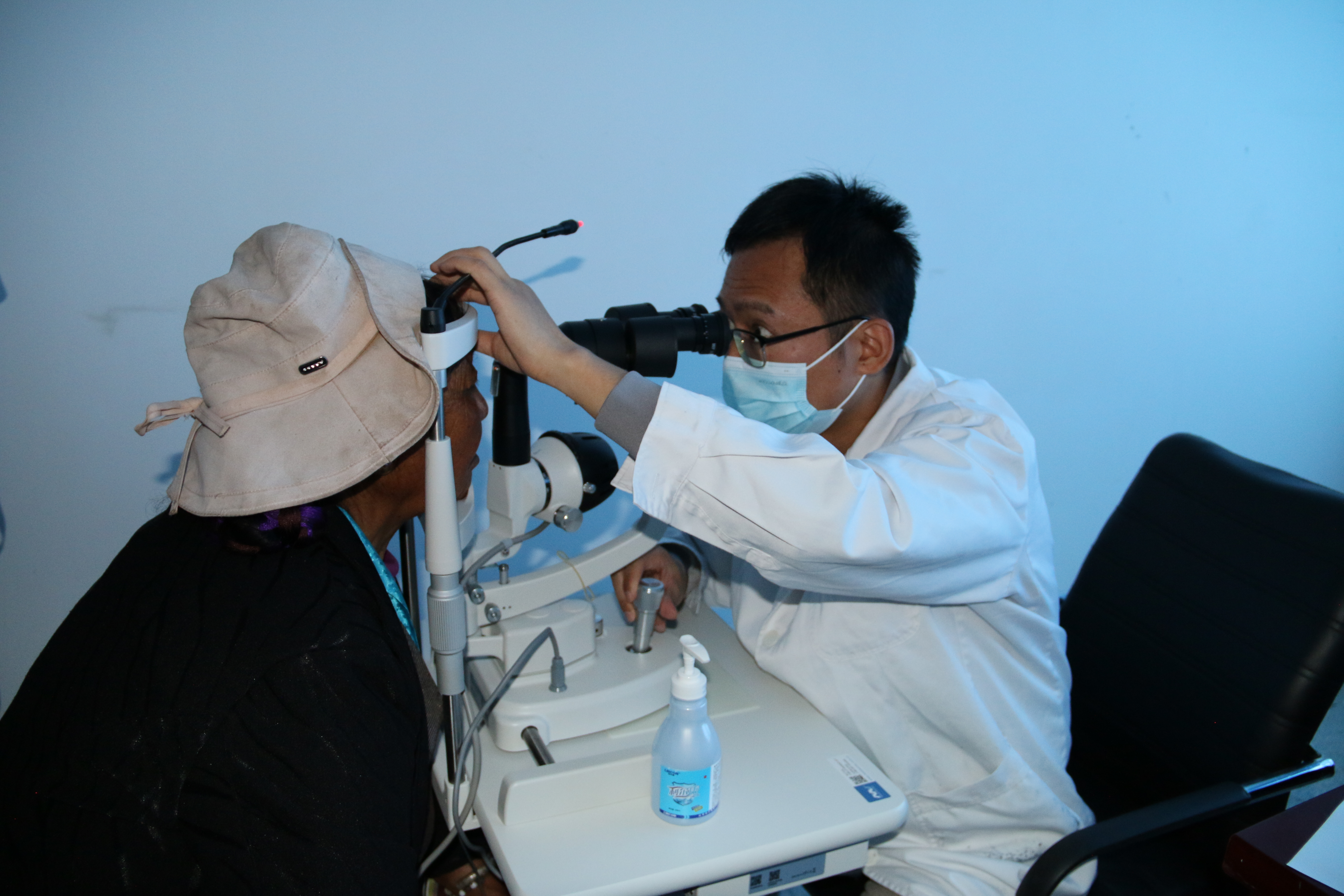 宜昌市第一人民医院派出医疗队赴西藏加查送光明