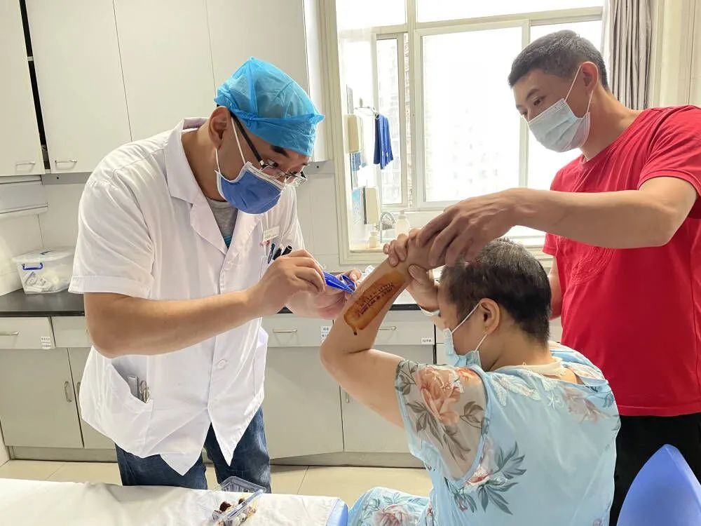 女子遭车祸手臂骨折，宜昌市第二人民医院医生手术治疗妙手回春