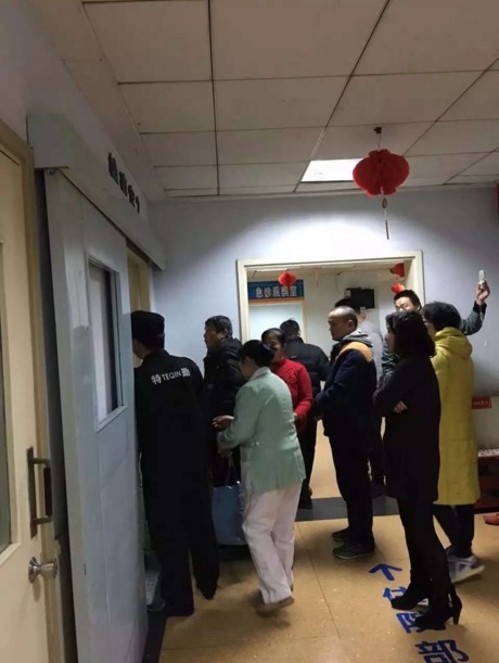 江苏省人民医院一男子持刀劫持女护士